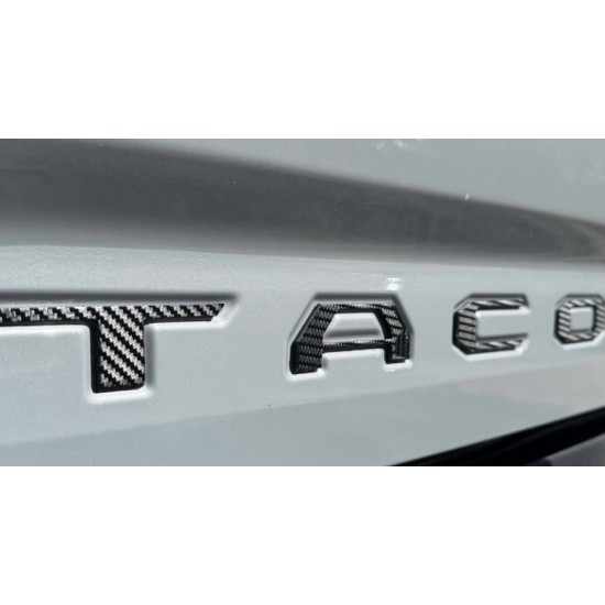 Toyota Tacoma Uyumlu Arka Kapak Kabartma Harf Seti - Bagaj Yazısı 3D Logo Aksesuar (Karbon Fiber Görünümlü)
